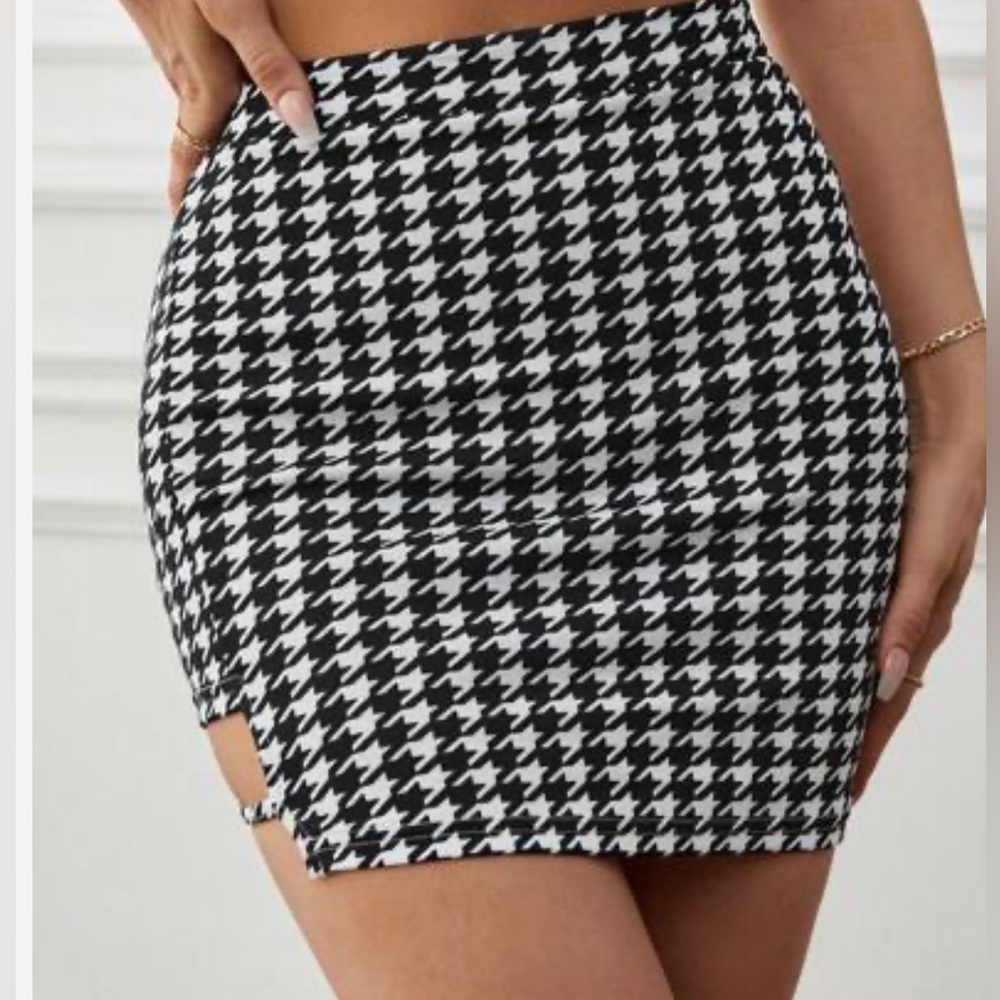 SHEIN CURVE size  4XL black & white houndstooth mini skirt.